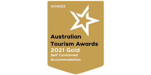 An image of a badge showing Tree Chalets Gold Medal win for self catering accommodation in the 2021 Australian Tourism Awards